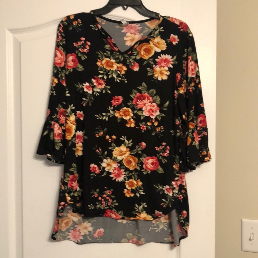 Acting Pro floral top with bell sleeves